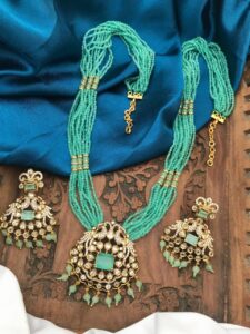 beads necklace with victoria pendent set green