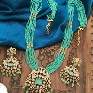 beads necklace with victoria pendent set green